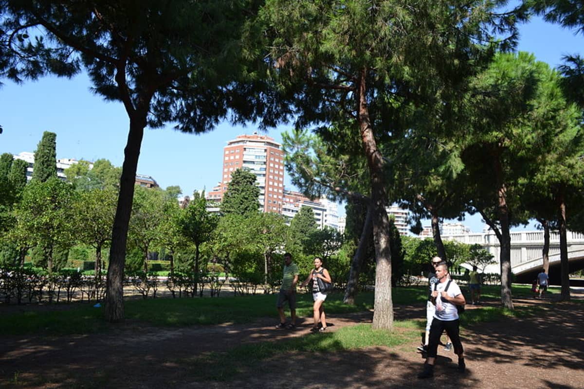 people-walking-turia-park