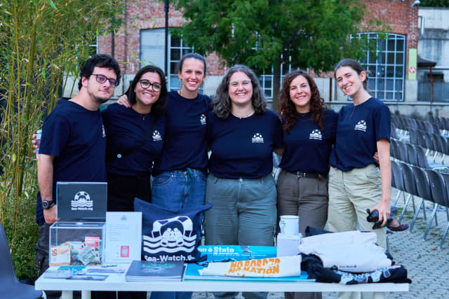 Volontarie e volontari di Sea-Watch a Milano