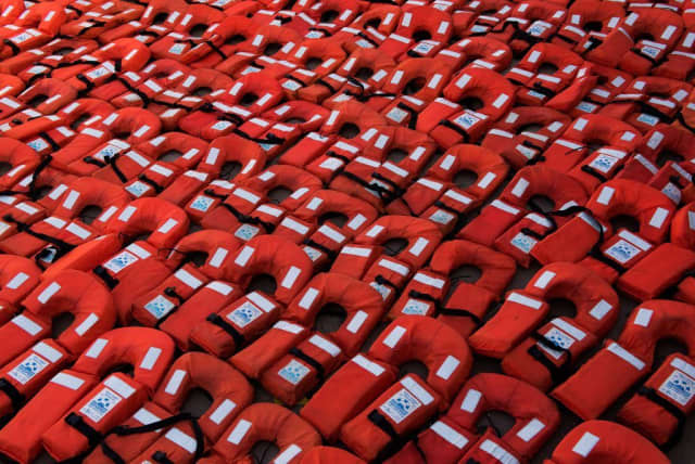 Aufnahme von Dutzenden roten Sea-Watch-Rettungswesten