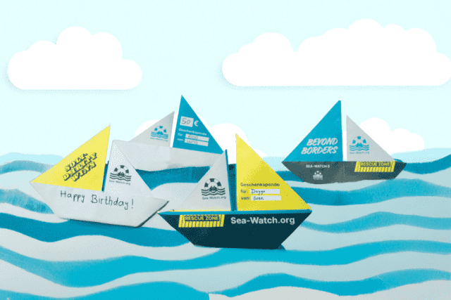 Illustration von Papierbooten auf blauen Wellen mit Aufschriften wie „Sea-Watch.org“, „Solidarity Saves Lives“ und „Happy Birthday!“.