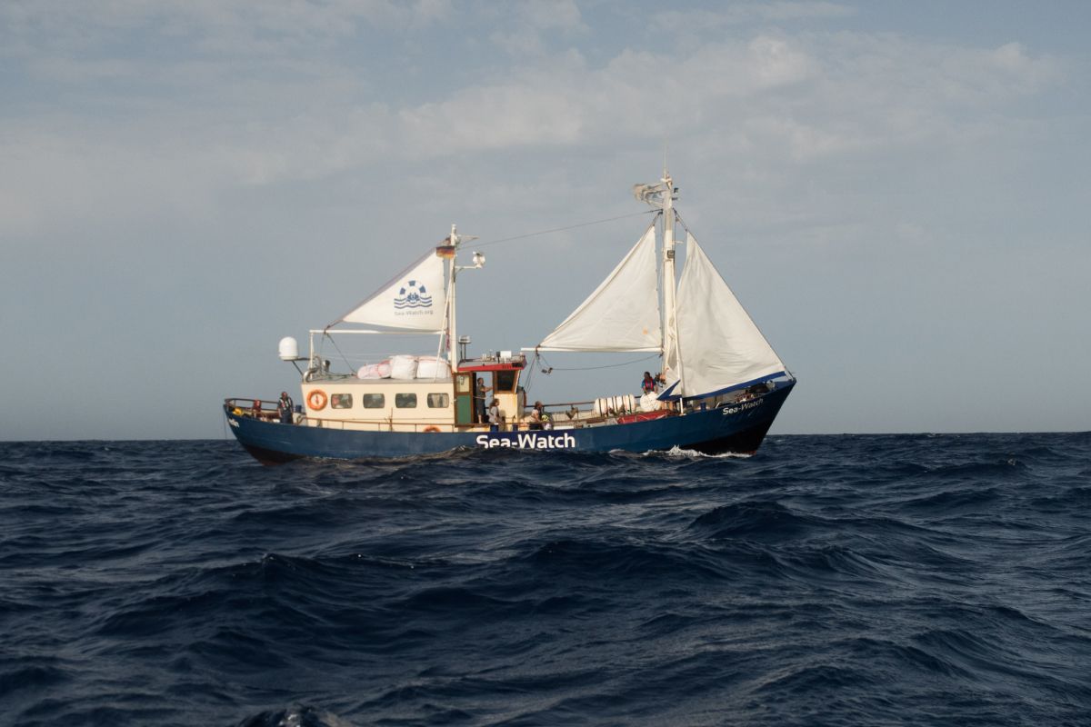 Die MS Sea-Watch (1) auf dem zentralen Mittelmeer.