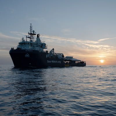 Das Schiff Sea-Watch 5 fährt bei Sonnenuntergang über das ruhige Mittelmeer.