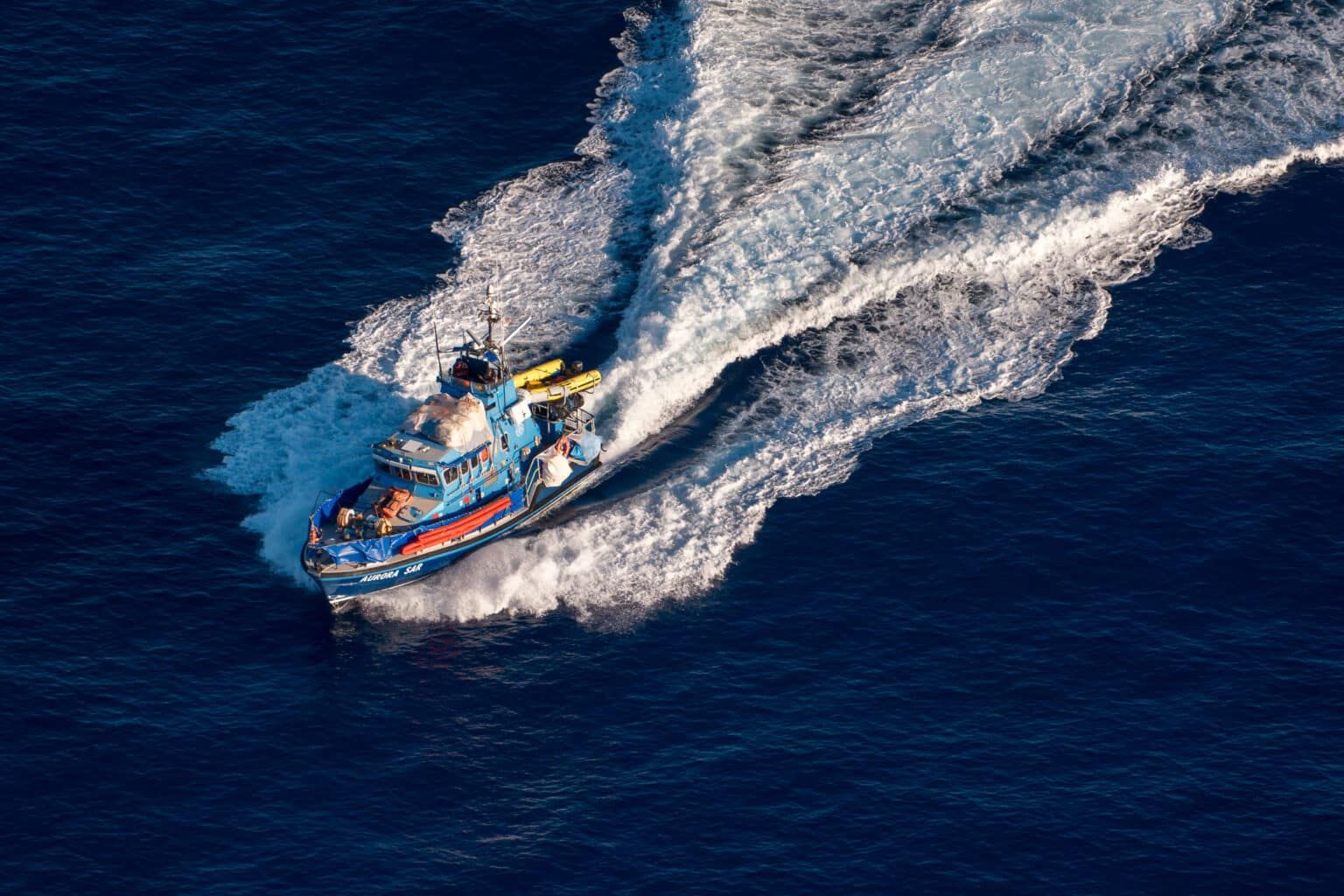 Die Aurora 1 fährt mit schäumenden Wellen über das Mittelmeer.