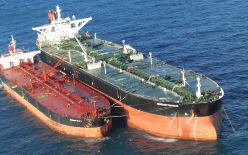 Ship-to-Ship Transfer (STS): Chuyển Tải Hàng Hóa Giữa Các Tàu Trên Biển