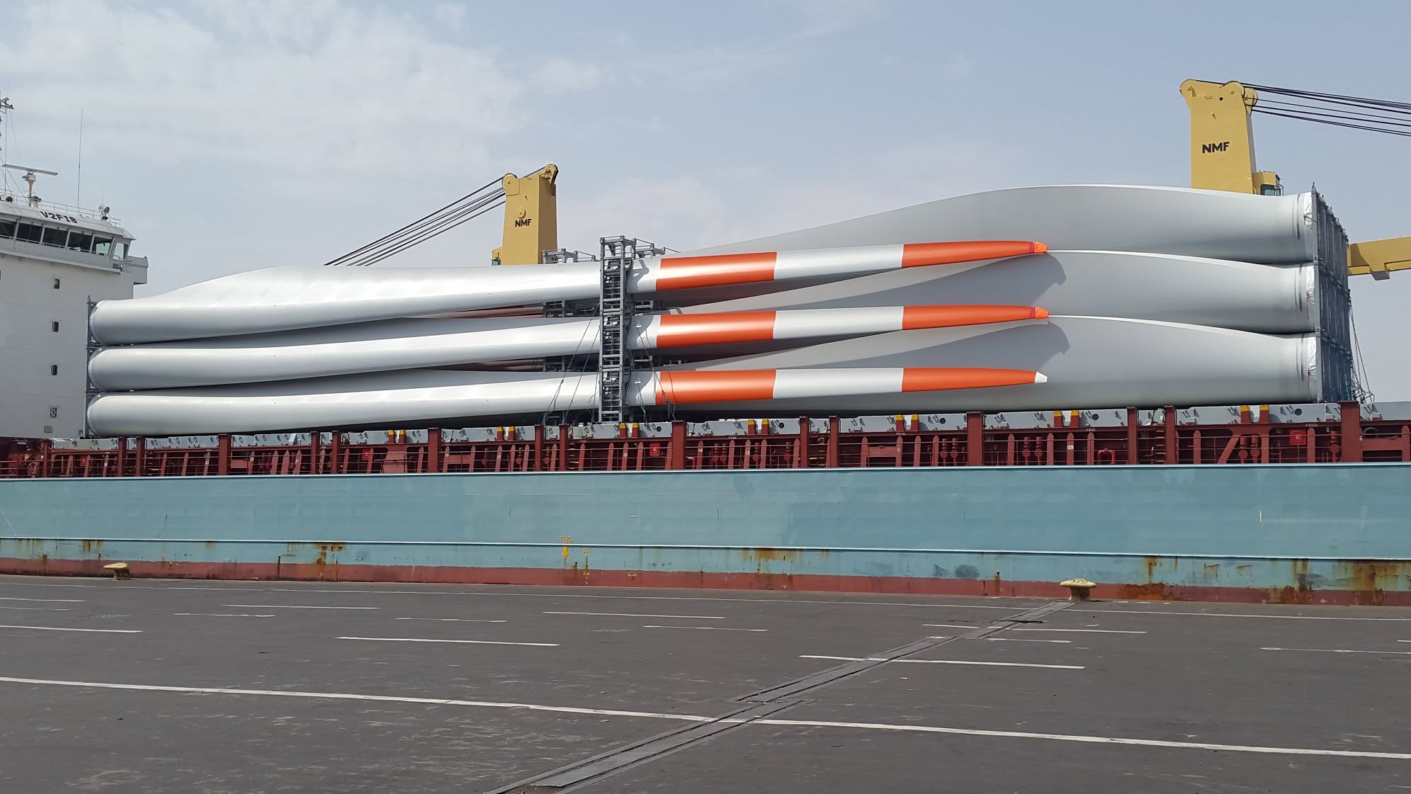 Wind Turbine Blade Cargo — Un-Lashing, Unloading & D-Shackle Cutting, Aqaba Port