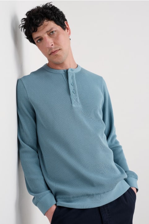 Men's Brigantine Waffle Henley Top (GOTS) Model Image