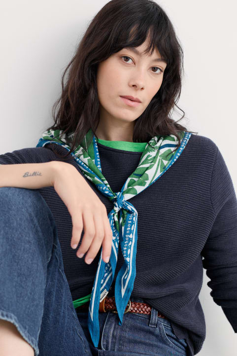 Posy Triangle Scarf Model Image