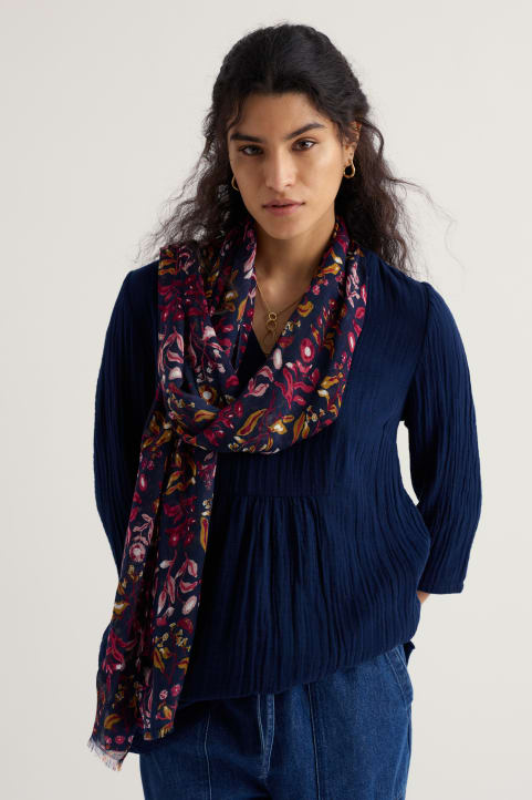 Wilcove Scarf Model Image