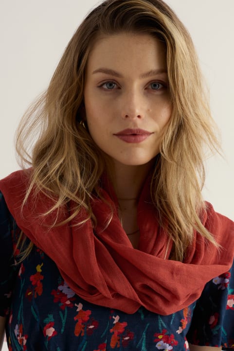 Wilcove Scarf Model Image