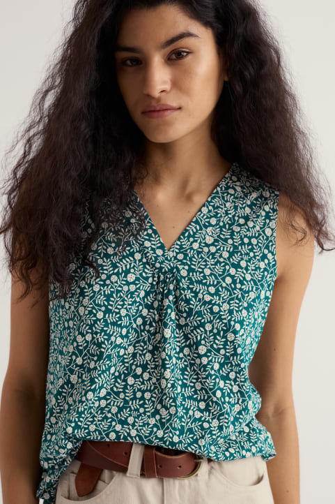 Achilla V-neck Vest Image