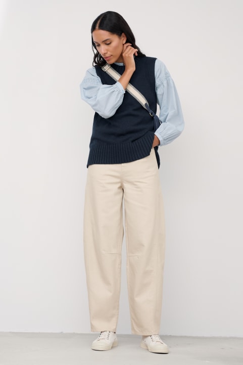 Gwenver Barrel Leg Jeans Image