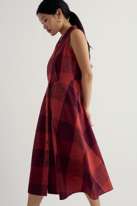 Carved Wood Sleeveless Yarn-Dyed Dress Image