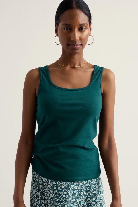 Mabe Fitted GOTS-Certified Organic Cotton Rich Vest Model Image