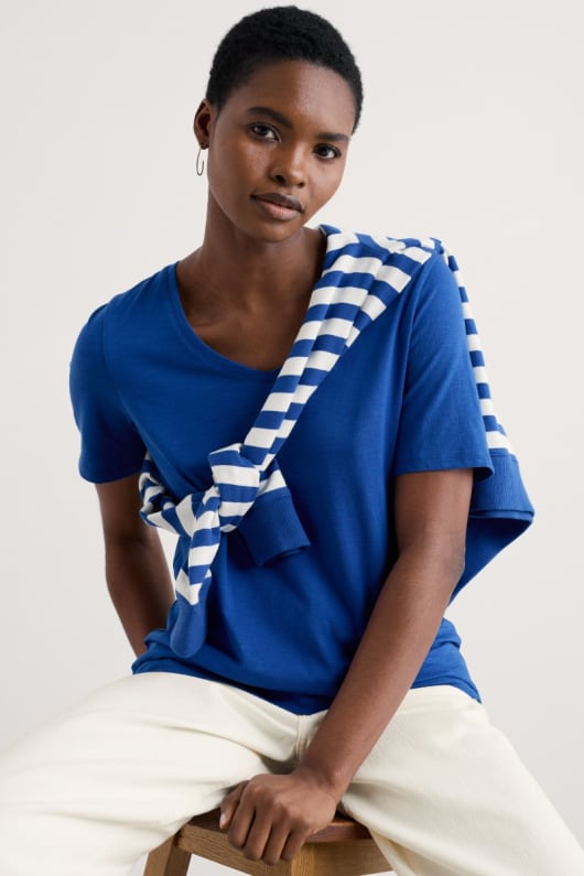 Burdock V-Neck T-Shirt in GOTS-Certified Organic Cotton Slub