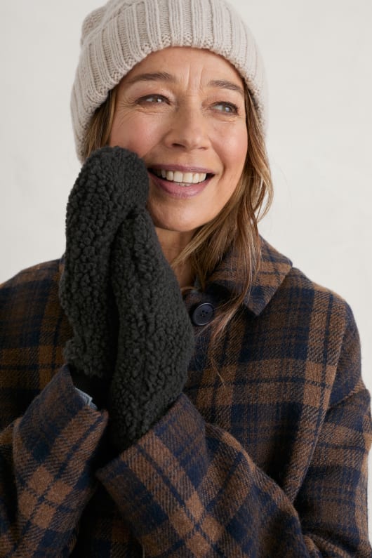 Oakmoss Borg Fleece Mittens Model Image