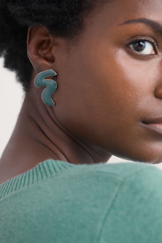 Sunny Corner Earrings Model Image