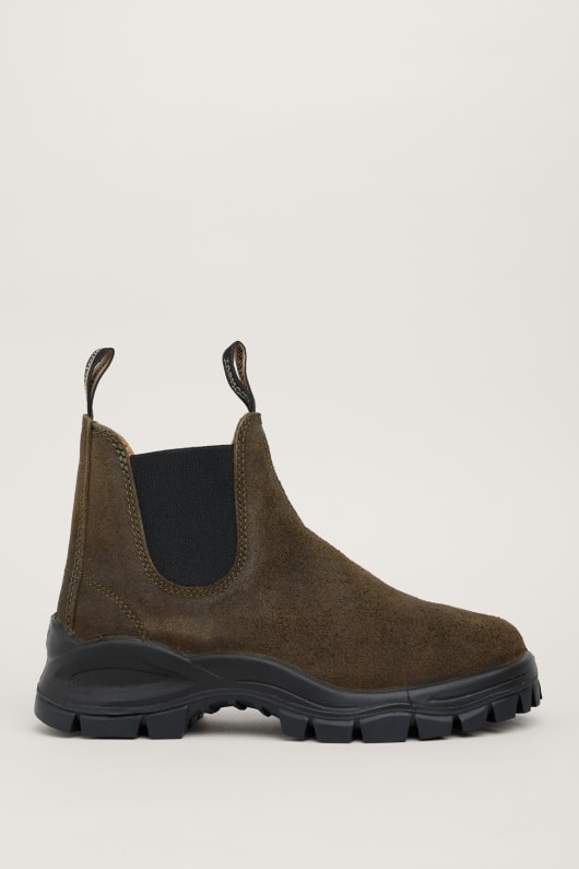 Blundstone Leather Boots In Olive Model Image