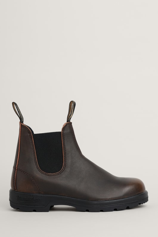 Blundstone Leather Boots in Vintage Brown Model Image