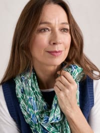 Summer Circle Scarf Model Image