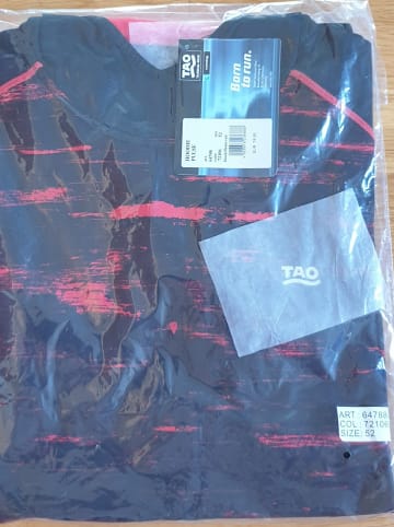 TAO Atmungsaktives Herren Langarmshirt mit Kapuze in black/flame red print