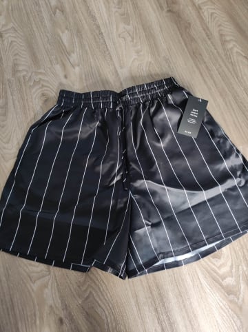 NA-KD Shorts in Schwarz/ Weiß