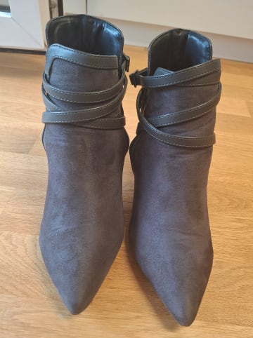 Moow Ankle Boots in grau.  Absätze sind abgenutzt (Foto),  neue Spitzen werden mitgeliefert.