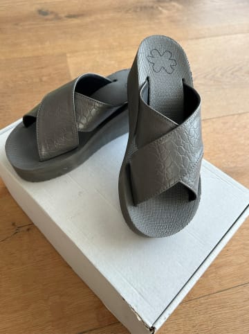 Flip Flop Pantoletten "Wedge Cross Croco" in Grau