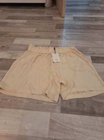 JDY Shorts in Creme