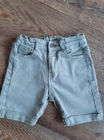 The NEW Shorts "Une" in Oliv