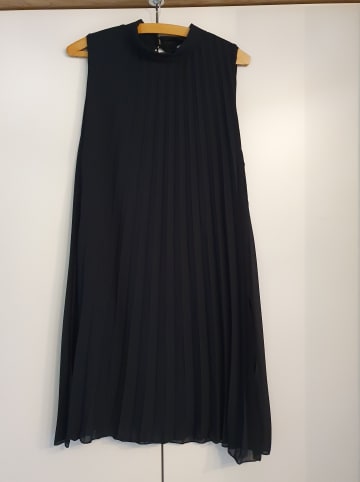 ASSUILI Plisseekleid in Schwarz