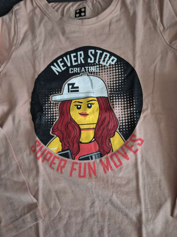 LEGO Wenige Male getragenes Shirt. Die Farbe würde ich als altrosa bezeichnen.