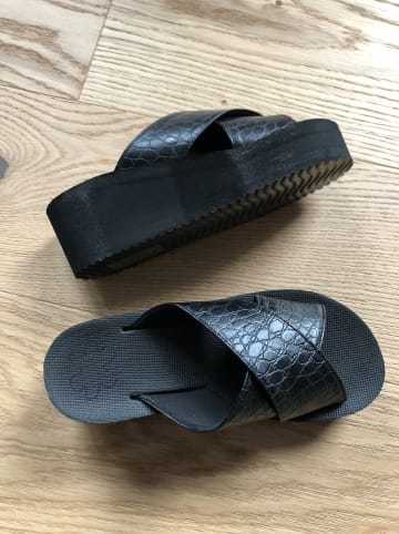 Flip Flop Pantoletten "Wedge Cross Croco" in Schwarz