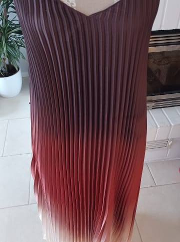 Banana Republic Plisseekleid in Dunkelbraun/ Rot