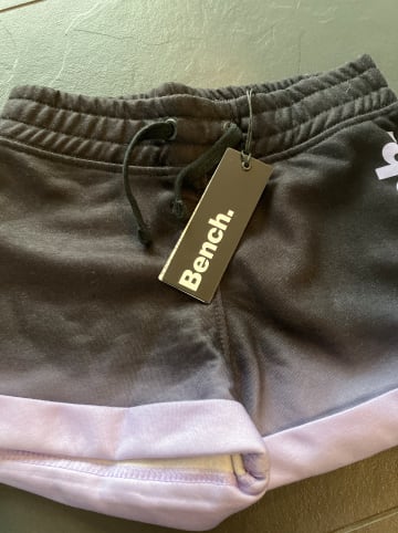 Bench Sweatshorts "Shaunie" in Schwarz/ Flieder