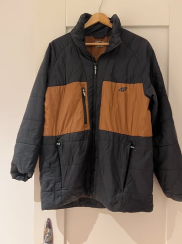 4F Stepp-Trekkingsjacke in Schwarz/ Braun