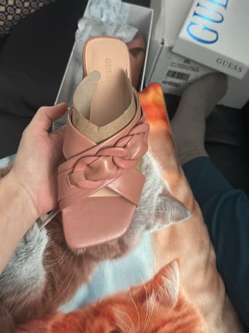 Guess Shoes Leder-Pantoletten in Lachs