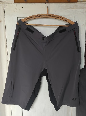 4F Funktionsshorts in Grau/ Schwarz