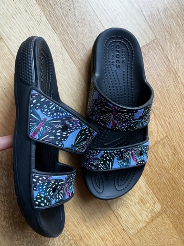 Crocs Pantoletten "Classic" in Schwarz/ Bunt