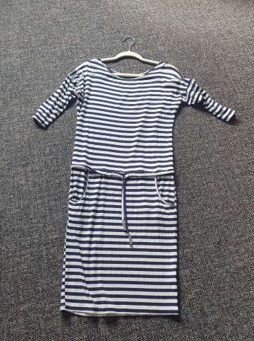 numoco Kleid in Dunkelblau/ Weiß