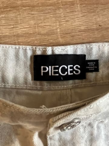 Pieces Shorts "Pcelli" in Grau/ Weiß