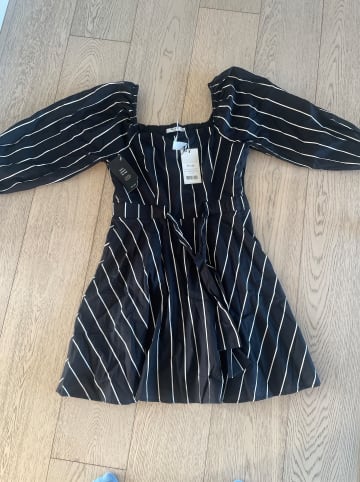 NA-KD Kleid in Schwarz