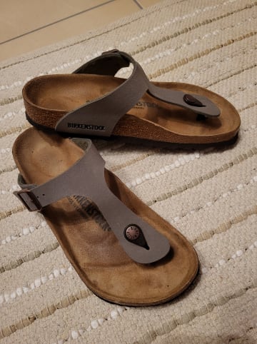 Birkenstock Zehentrenner "Gizeh" in Grau - Weite N