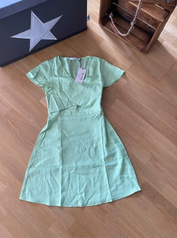 NA-KD Leinen-Kleid in Hellgrün