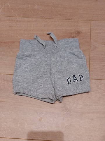 GAP Sweatshorts in Hellgrau