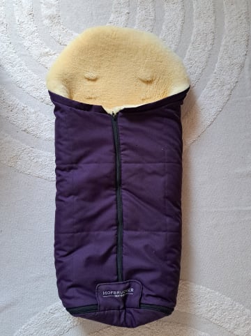 Hofbrucker Lammfell-Fußsack "Iglu" in Aubergine - (L)95 x (B)34 cm