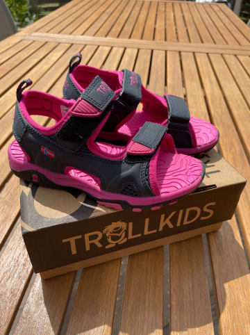 Trollkids Sandalen "Orrestrand" in Dunkelblau/ Pink