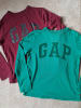 GAP 2er-Set: Longsleeves in Grün/ Bordeaux