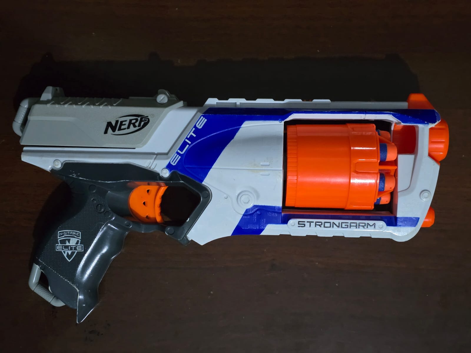 Nerf Elite Strongarm couleur orange / blanc/ bleu en bon état