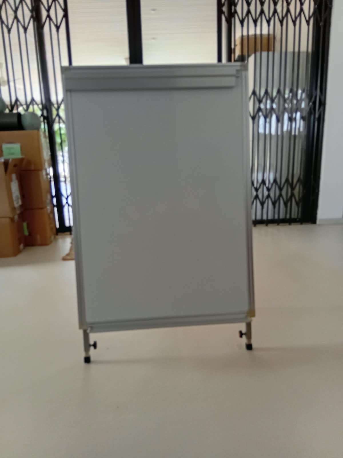 Tableau blanc sur pieds