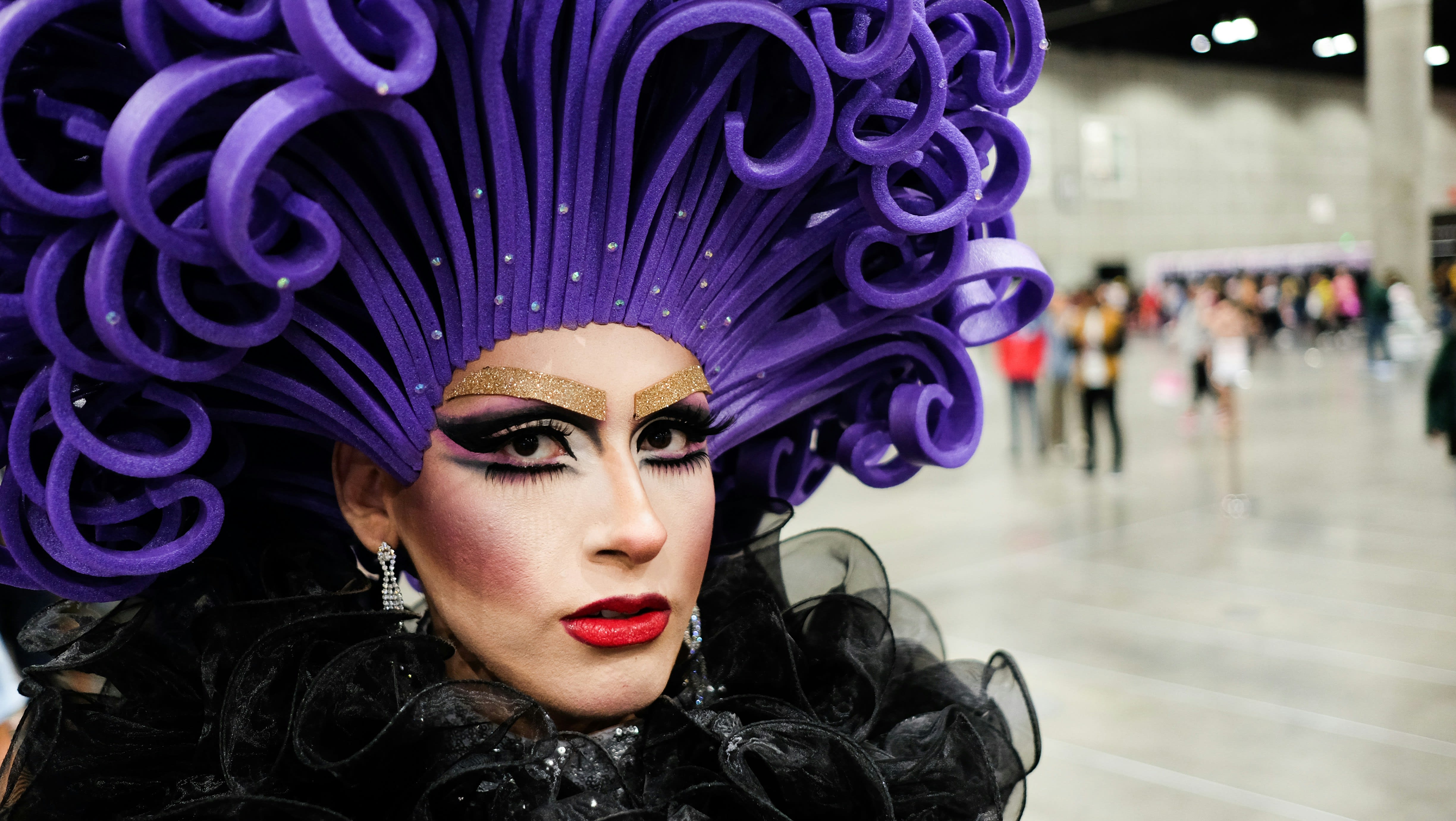 Drag queen animant un événement avec passion